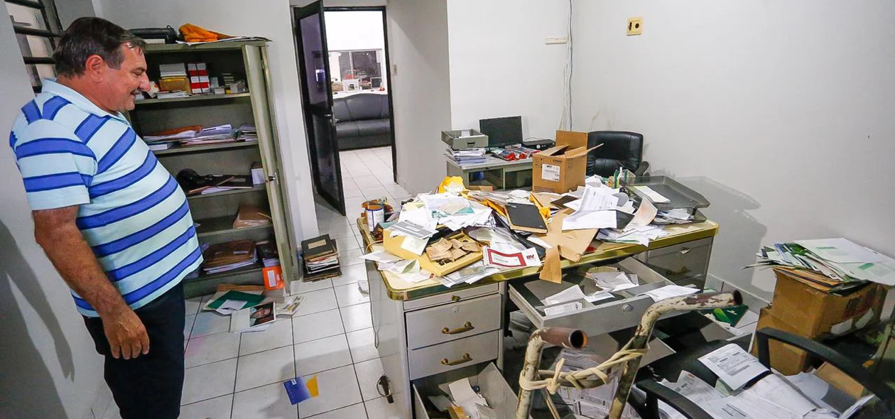 Roberto Santos, dono da loja AVMAQ, encontrou a loja revirada pelos bandidos