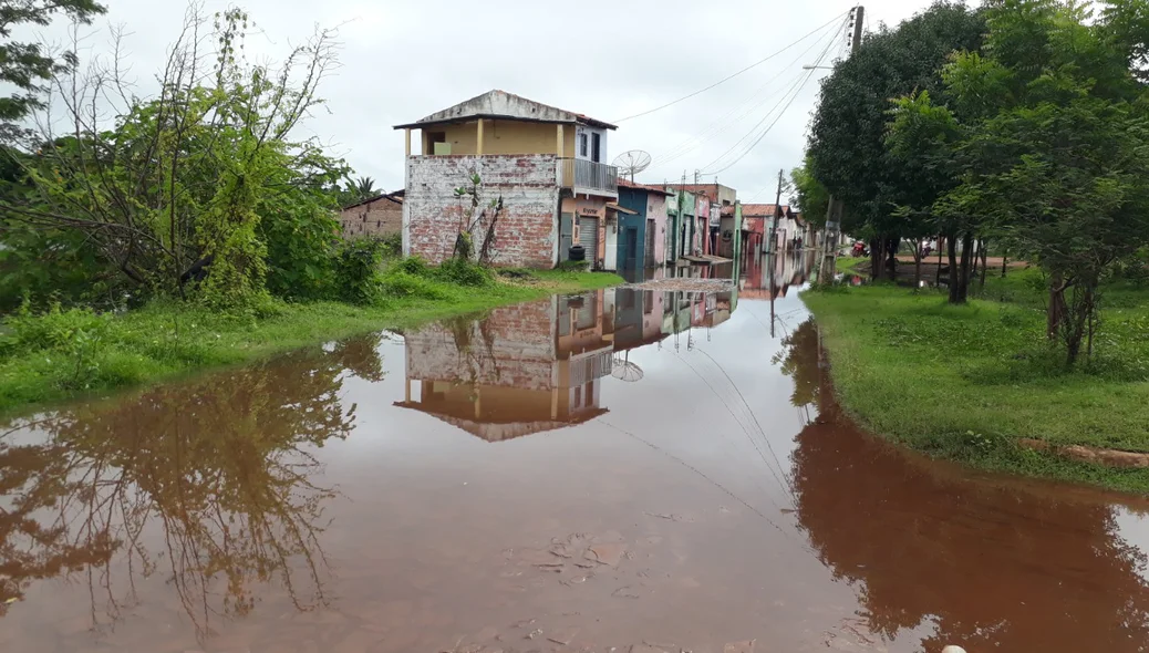 Rua alagada em Esperantina