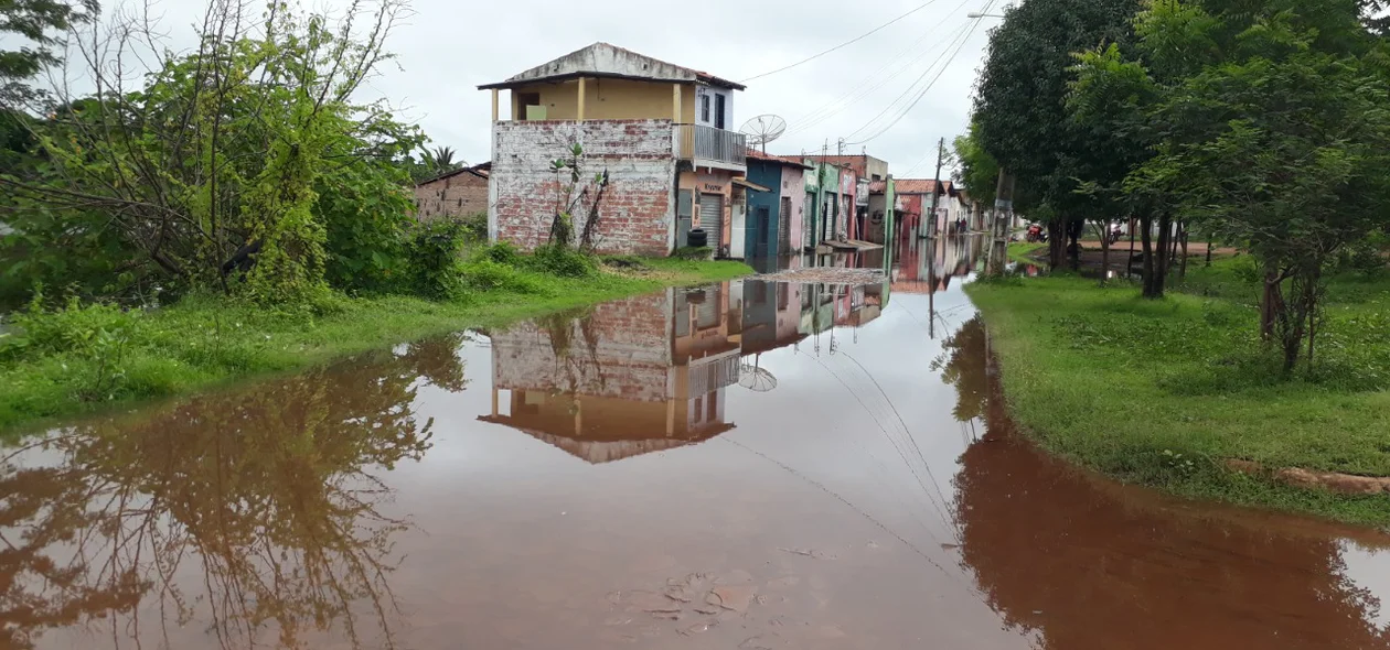 Rua alagada em Esperantina
