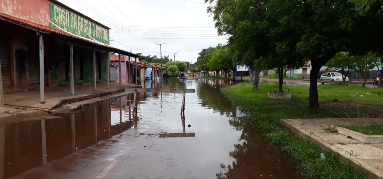 Ruas alagadas em Esperantina