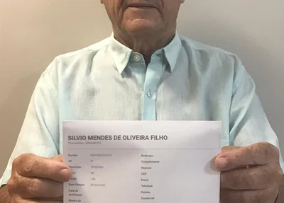 Sílvio Mendes, exibe a ficha de filiação ao PP