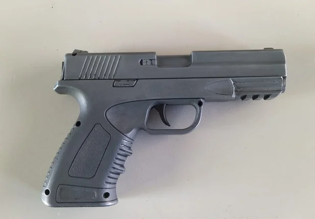 Simulacro de arma encontrado com um dos adolescentes