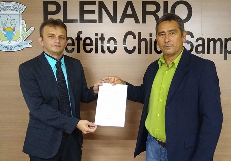 Francisco de Assis Carvalho toma posse como prefeito 