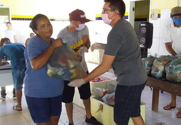 Prefeitura de Buriti dos Lopes entrega cestas básicas 