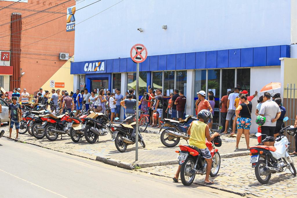 Aglomerado de pessoas na Caixa Econômica