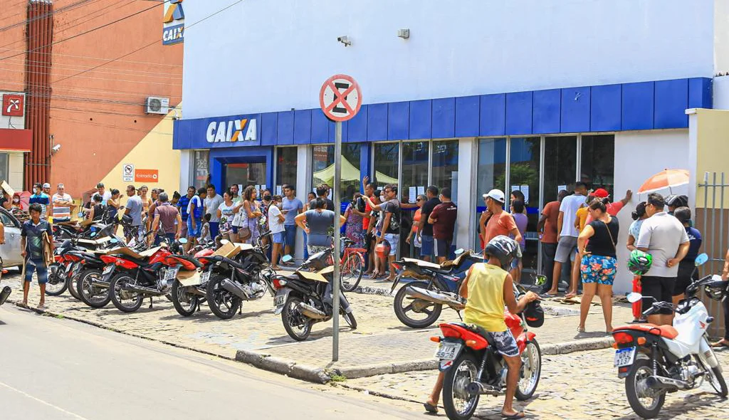 Aglomerado de pessoas na Caixa Econômica