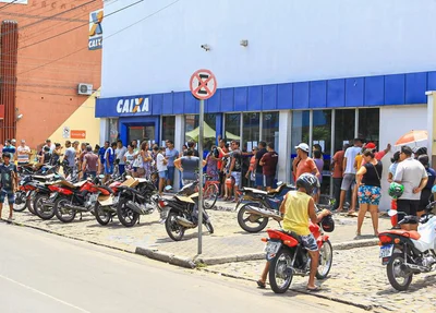 Aglomerado de pessoas na Caixa Econômica