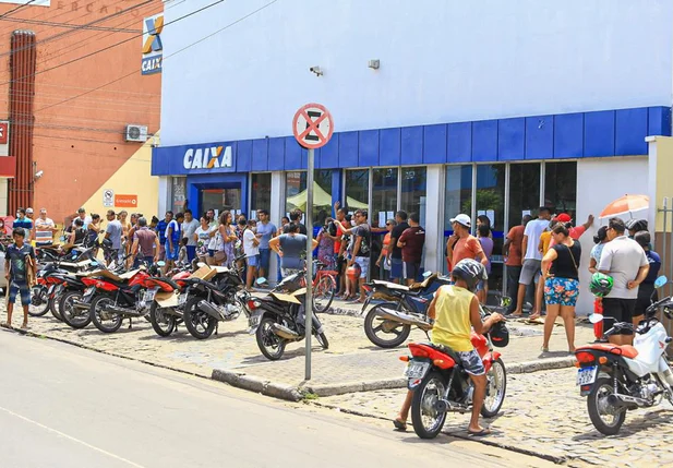 Aglomerado de pessoas na Caixa Econômica