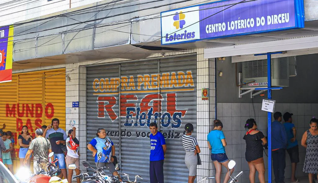 Fila em casa lotérica no bairro Dirceu