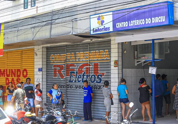 Fila em casa lotérica no bairro Dirceu