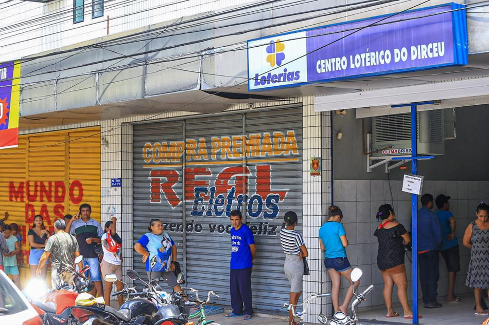 Fila em casa lotérica no bairro Dirceu