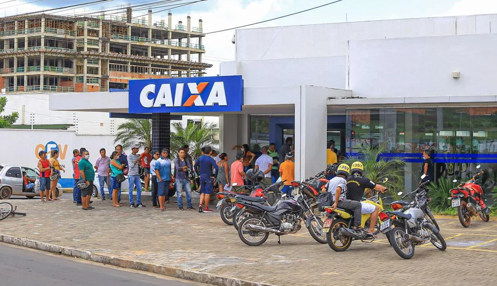 Fila na Caixa Econômica na Avenida Presidente Kennedy