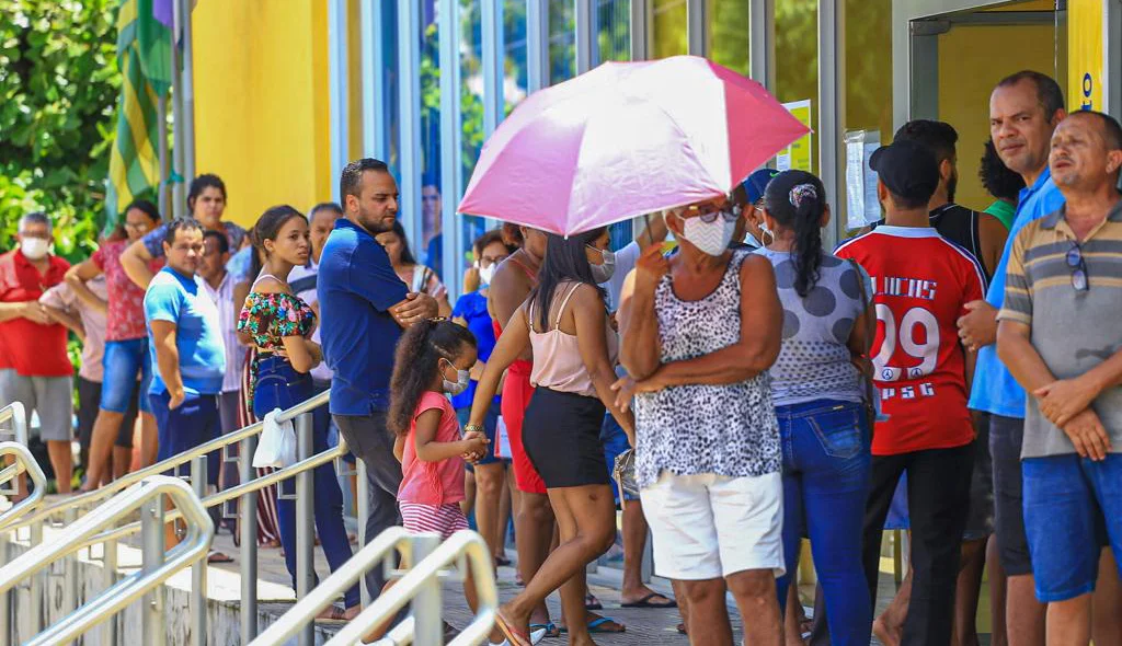 Filas enormes no primeiro dia de pagamento do Governo do Estado 