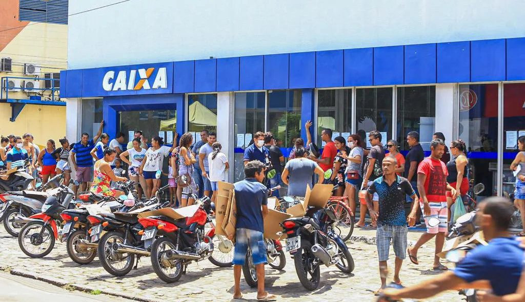Idosos em fila da Caixa Econômica da Joaquim Nelson 