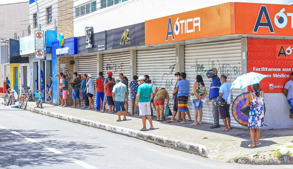 Idosos na fila da casa lotérica no Dirceu 