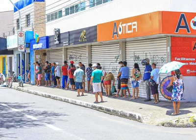 Idosos na fila da casa lotérica no Dirceu 