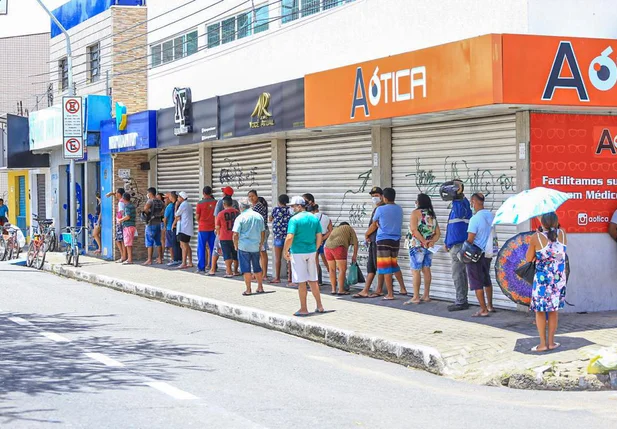 Idosos na fila da casa lotérica no Dirceu 