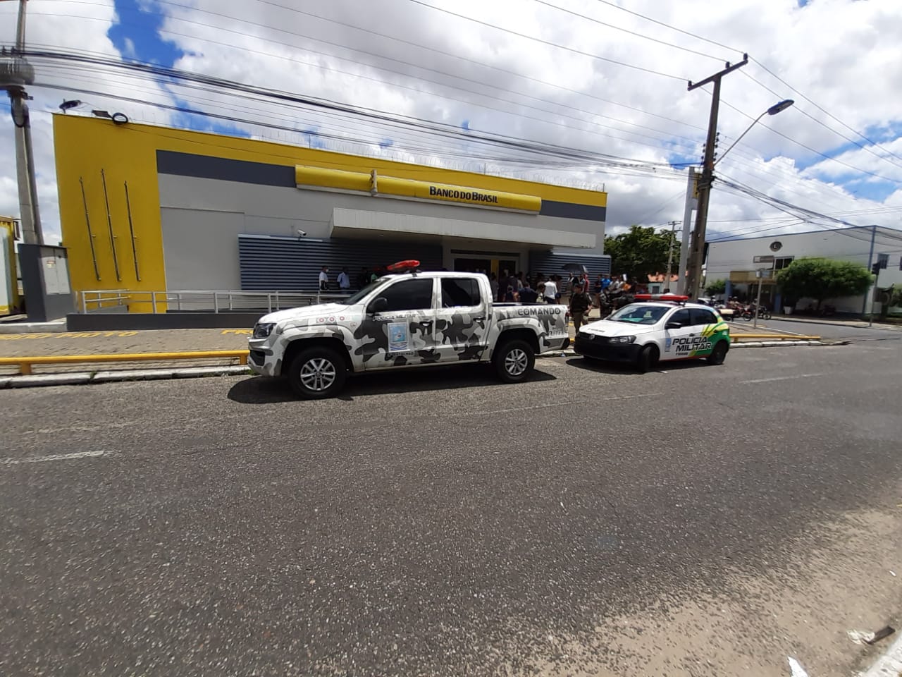 Policiais do nono batalhão no local