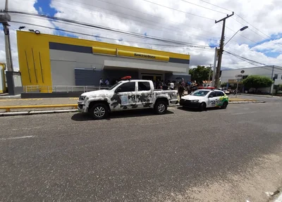 Policiais do nono batalhão no local