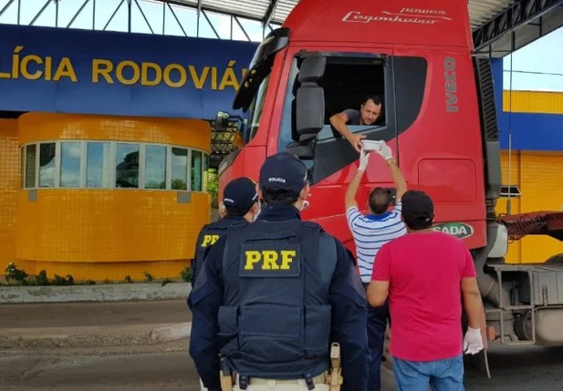 Campanha da PRF-PI para doação aos caminhoneiros