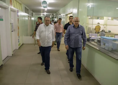 Secretário Florentino Neto em visita ao Hospital da PM