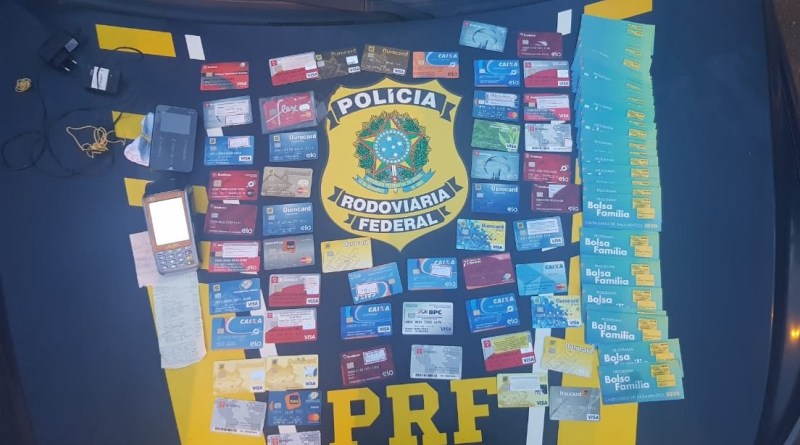 Cartões apreendidos na ação policial