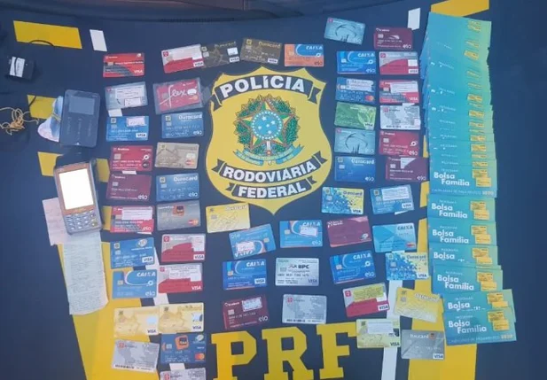Cartões apreendidos na ação policial