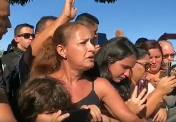 Mãe de família emociona Bolsonaro e pede reabertura do comércio 