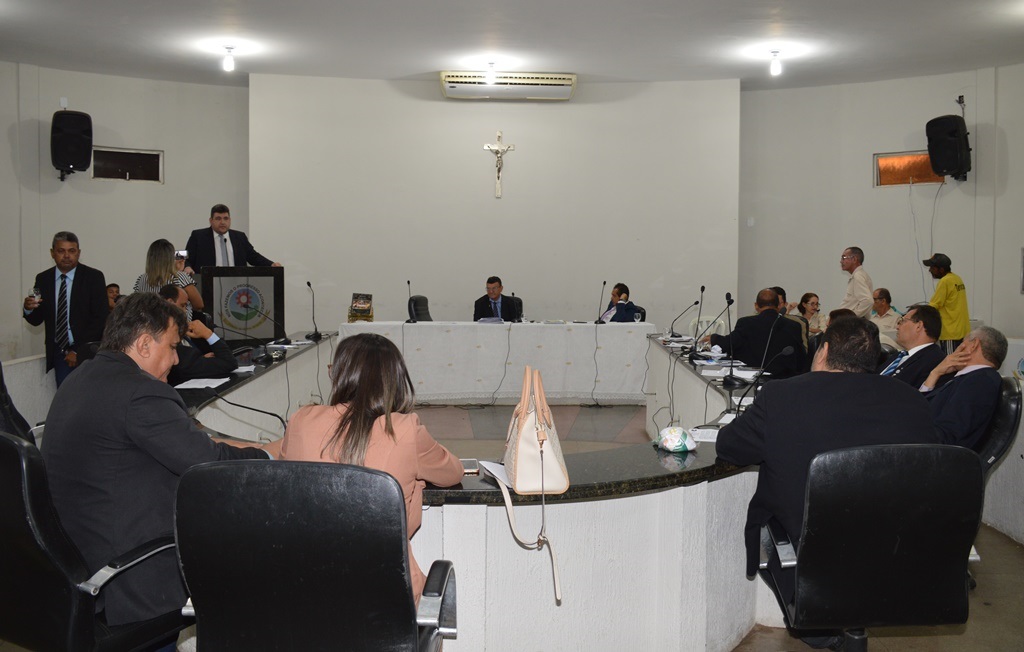 Sessões plenárias estão suspensas