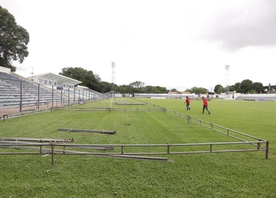 Abrigo sendo construido dentro do estádio Lindolfo Monteiro