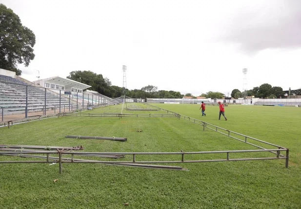 Abrigo sendo construido dentro do estádio Lindolfo Monteiro