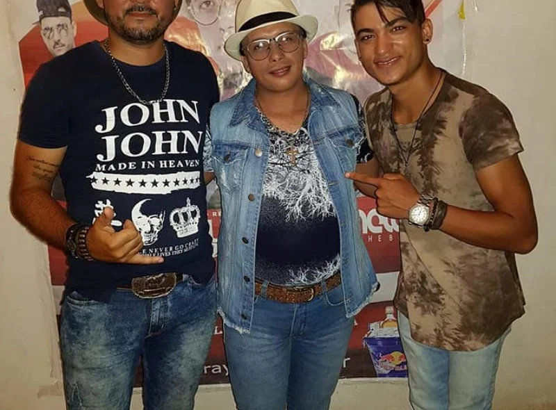 Fãs publicaram fotos no camarim de Paulynho Paixão