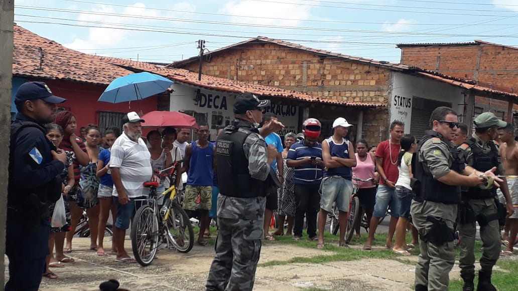 Polícia Militar isolando o local do crime