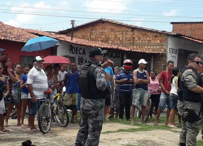 Polícia Militar isolando o local do crime