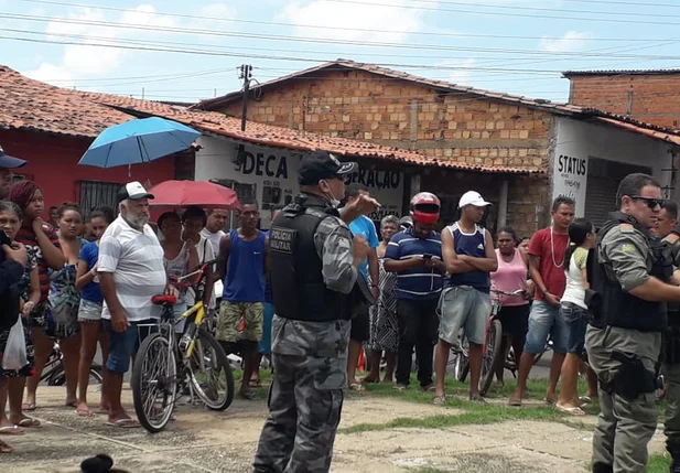 Polícia Militar isolando o local do crime