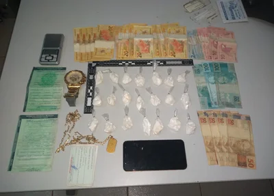Drogas e dinheiro apreendido