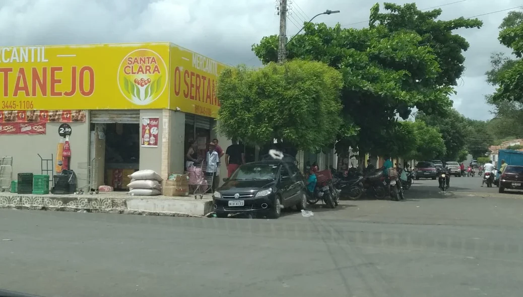 Aglomeração de pessoas em um comércio na cidade