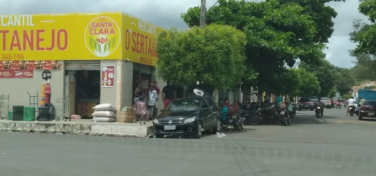 Aglomeração de pessoas em um comércio na cidade