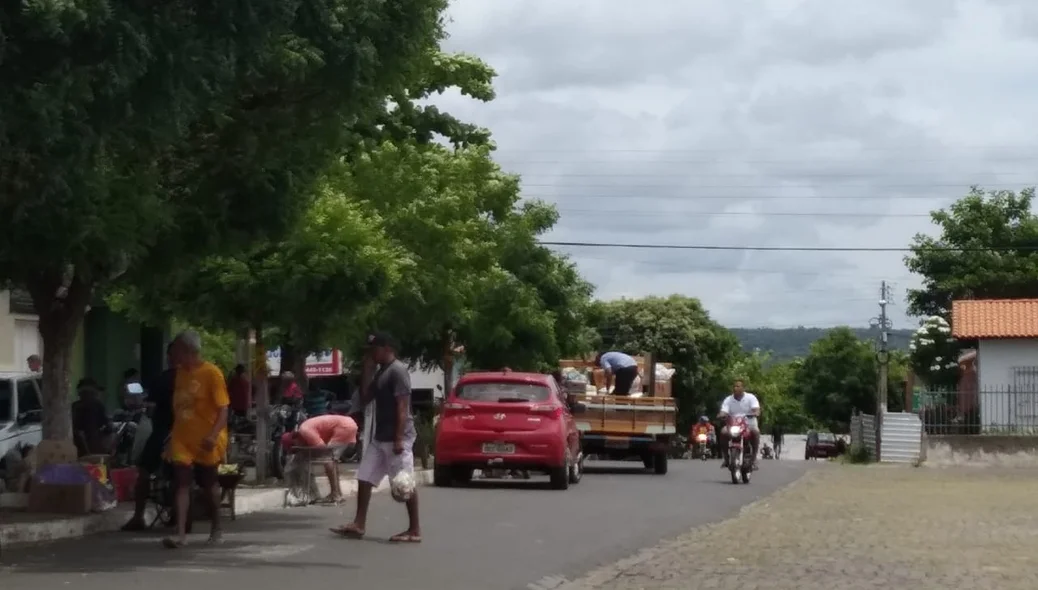 Movimentação ainda é grande de populares e carros