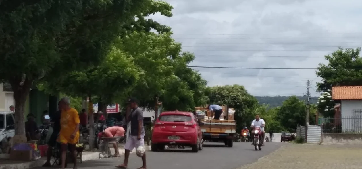 Movimentação ainda é grande de populares e carros