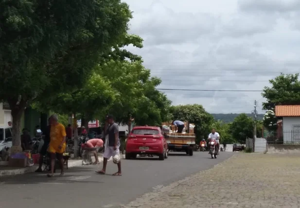 Movimentação ainda é grande de populares e carros