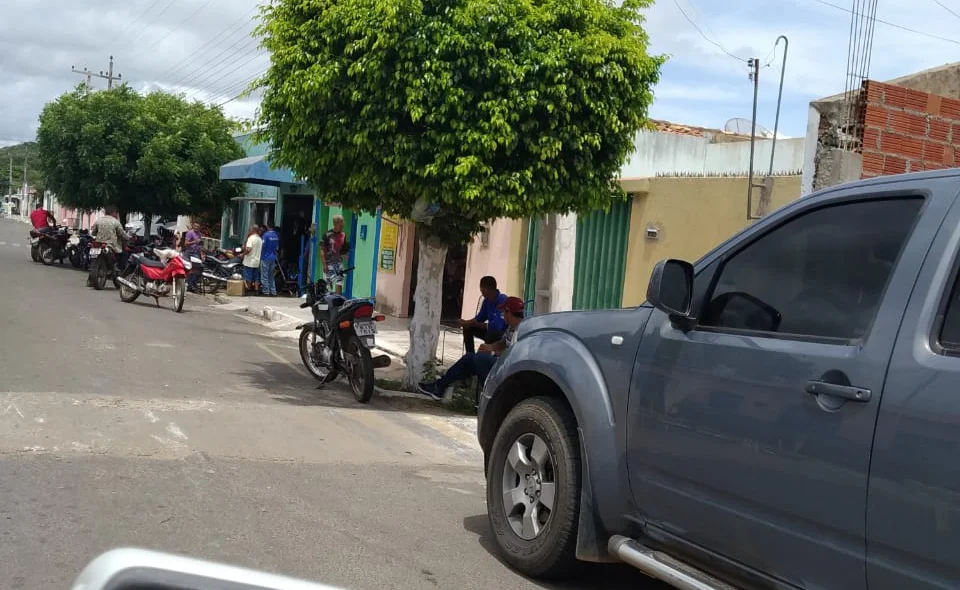 Muitos populares ficam nas calçadas conversando