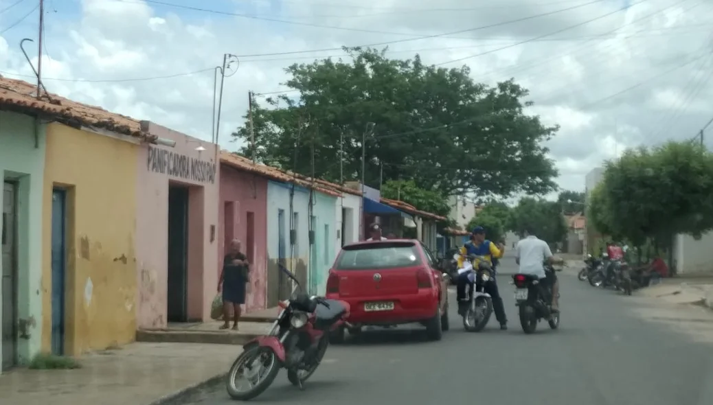 População de Santa Cruz do Piauí sai nas ruas mesmo com decreto