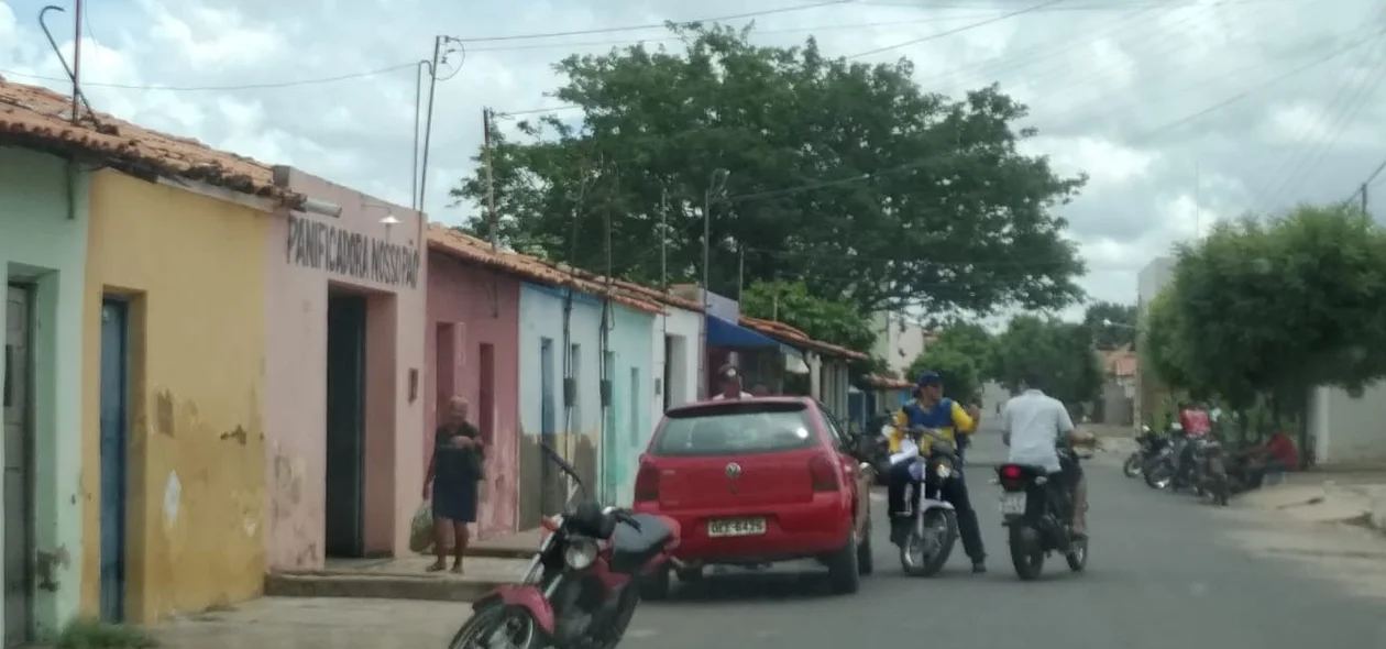 População de Santa Cruz do Piauí sai nas ruas mesmo com decreto