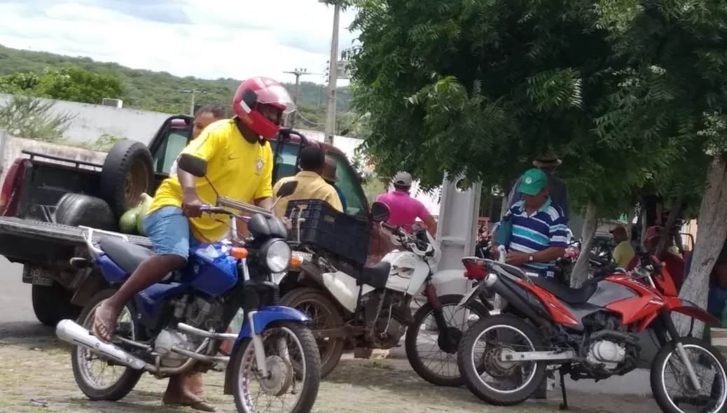 População desrespeita decretos e sai as ruas em Santa Cruz do Piauí