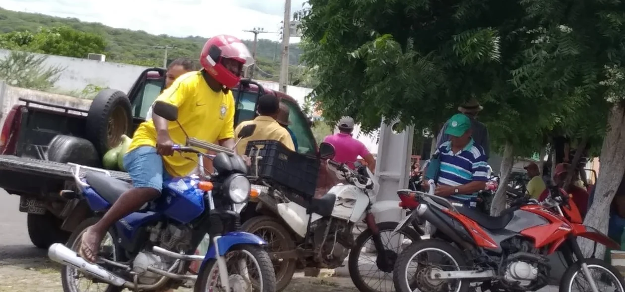 População desrespeita decretos e sai as ruas em Santa Cruz do Piauí