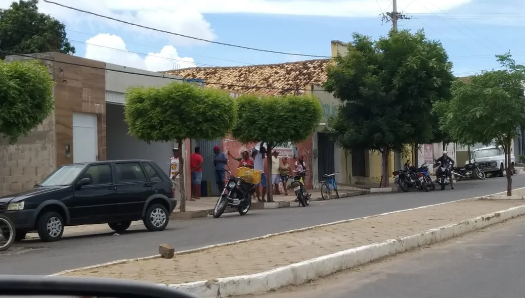 População se reúne nas calçadas 
