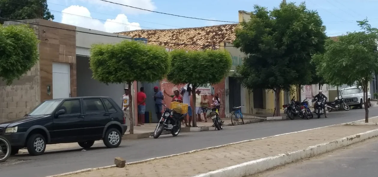 População se reúne nas calçadas 