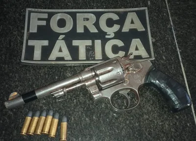 Arma com seis munições intactas