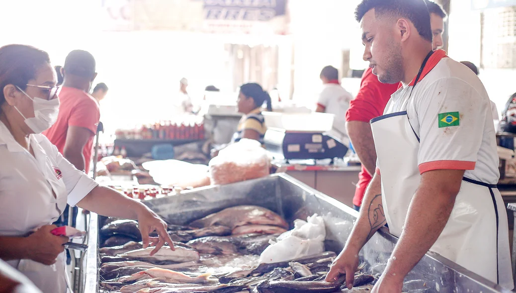 Cliente em dúvida de qual peixe levar  